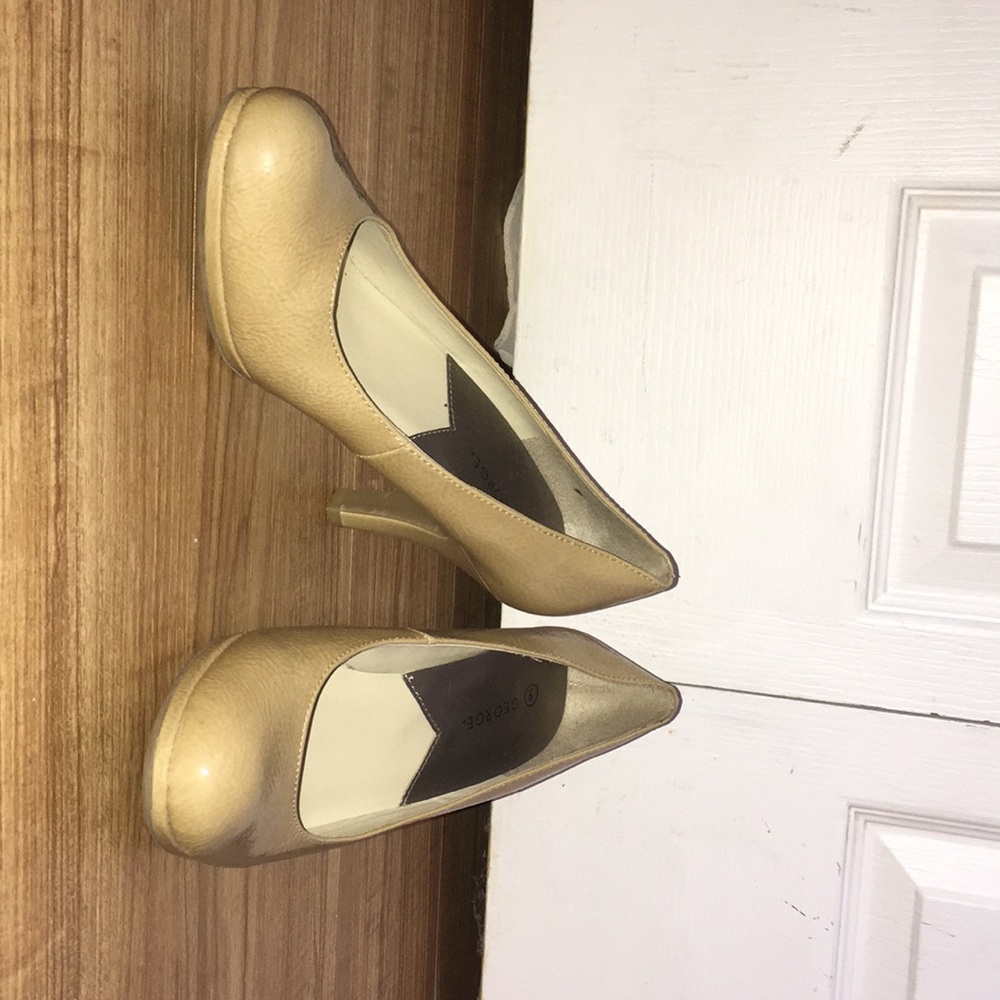 Nude pumps size 9